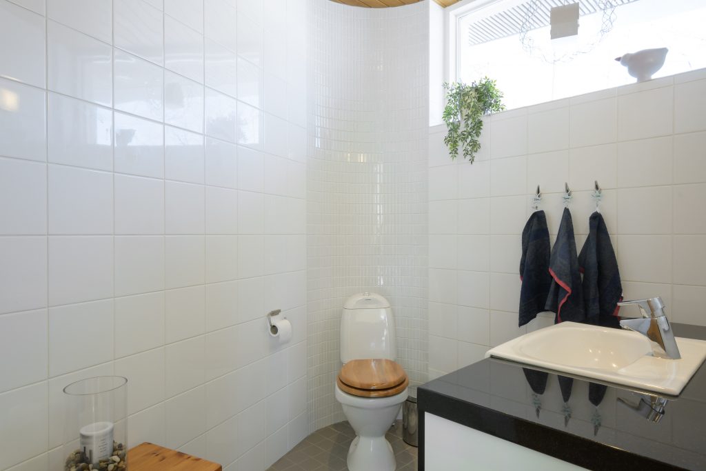 Modernia arkkitehtuuria loppuun saakka. Myös wc:ssä.
